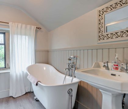 Fleur de Lys Bathroom - StayCotswold 