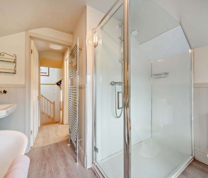 Fleur de Lys Bathroom - StayCotswold 