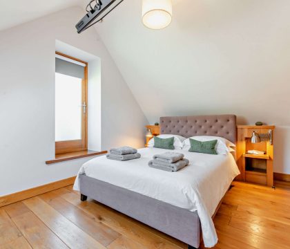 Elm Barn Master Bedroom - StayCotswold