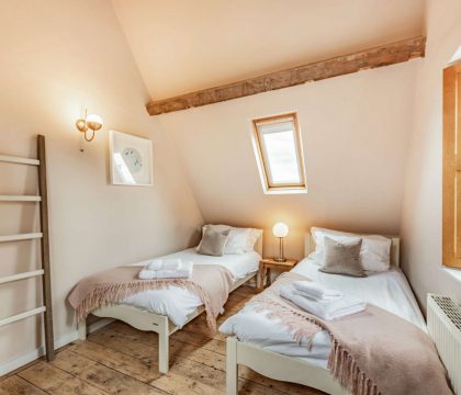 Quaint End Twin Bedroom - StayCotswold