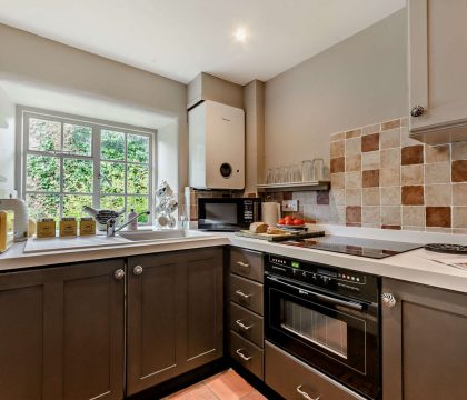 Top Cottage Kitchen - StayCotswold