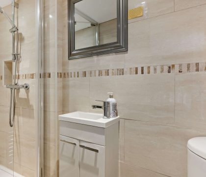 Top Cottage Ensuite Bathroom - StayCotswold