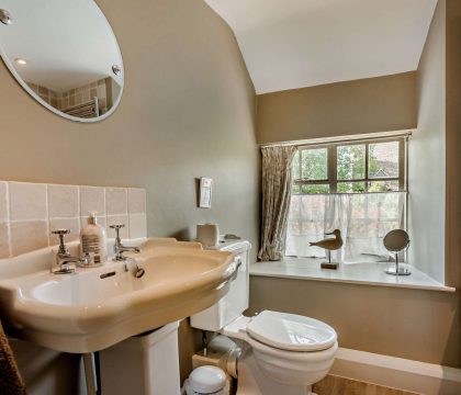 Top Cottage Family Bathroom - StayCotswold