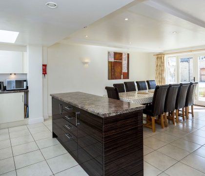 The Barn Kitchen and Dining Area - StayCotswold 