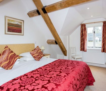The Barn Bedroom 3 - StayCotswold 