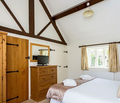 The Barn Bedroom 1 - StayCotswold 