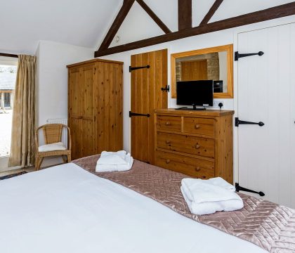 The Barn Bedroom 1 - StayCotswold 