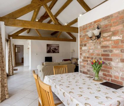 Blossom Barn Dining Area - StayCotswold 