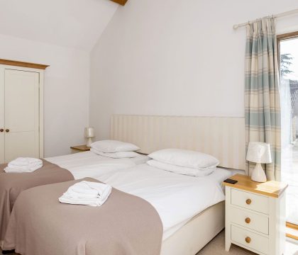 Blossom Barn Twin Bedroom - StayCotswold 