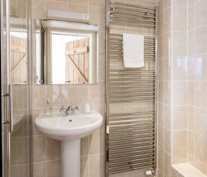 Blossom Barn Bathroom - StayCotswold 