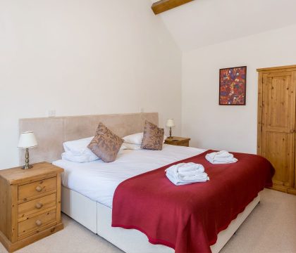 Blossom Barn Double Bedroom - StayCotswold 