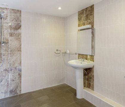 Blossom Barn Bathroom - StayCotswold 