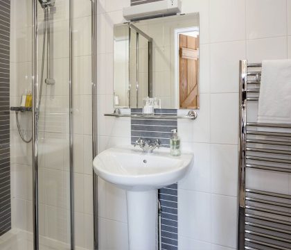 Flower Barn Bathroom - StayCotswold