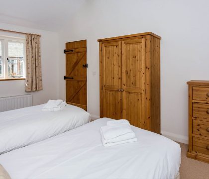 Flower Barn Twin Bedroom - StayCotswold