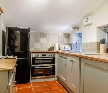 Wood Cottage Kitchen - StayCotswold