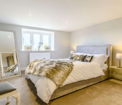 The Farmhouse Double Bedroom - StayCotswold