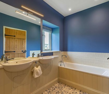Kingfisher Barn Bathroom - StayCotswold