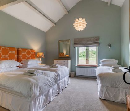 Kingfisher Barn Twin Bedroom - StayCotswold
