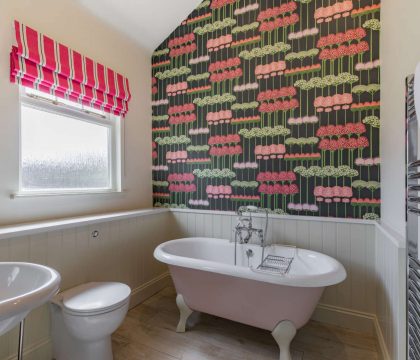 Kingfisher Barn Bathroom - StayCotswold