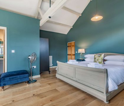 Kingfisher Barn Double Bedroom - StayCotswold
