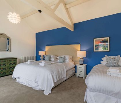 Kingfisher Barn Double Bedroom - StayCotswold