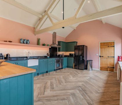 Kingfisher Barn Kitchen - StayCotswold