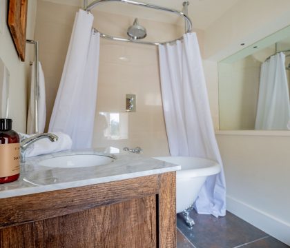 Wendle Cottage Bathroom - StayCotswold