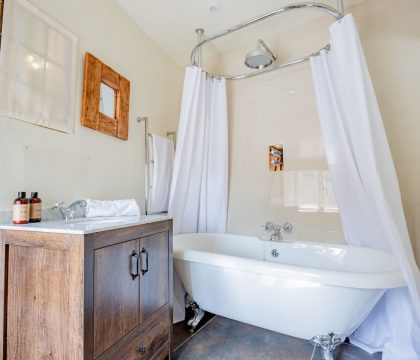 Wendle Cottage Bathroom - StayCotswold