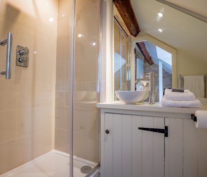 Wendle Cottage Bathroom - StayCotswold