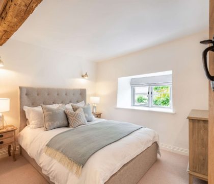 Manor Farm Cottage Double Bedroom - StayCotswold
