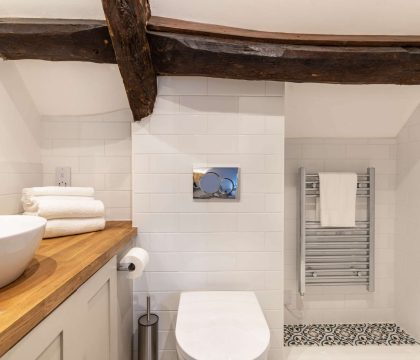 Manor Farm Cottage Bathroom - StayCotswold