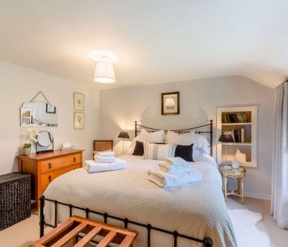 Star Cottage Double Bedroom - StayCotswold