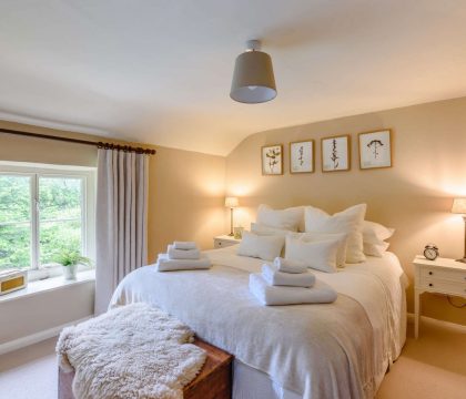 Star Cottage Double Bedroom - StayCotswold