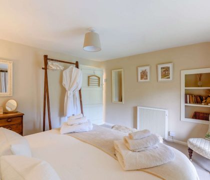 Star Cottage Double Bedroom - StayCotswold