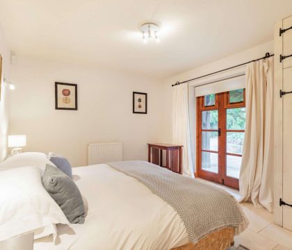 Tyte Cottage Double Bedroom - StayCotswold