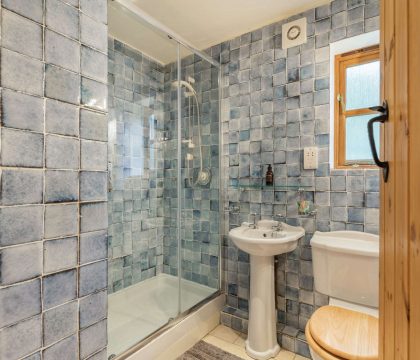 Tyte Cottage Shower Room - StayCotswold