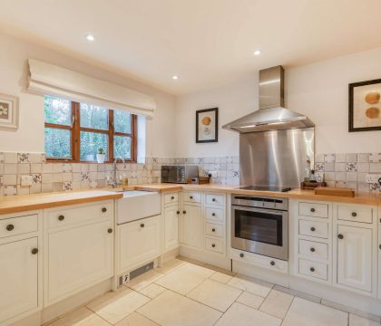 Tyte Cottage Kitchen - StayCotswold