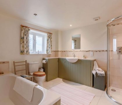 Star Cottage Family Bathroom - StayCotswold