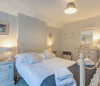 The Smithy, Double Bed - StayCotswold