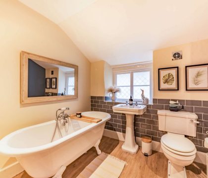 Blenheim Cottage Family Bathroom - StayCotswold