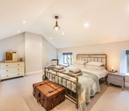 Honeystone Cottage Double Bedroom - StayCotwold