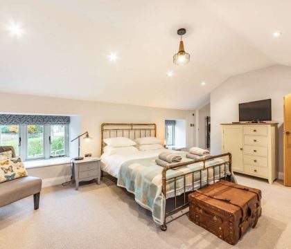 Honeystone Cottage Double Bedroom - StayCotwold