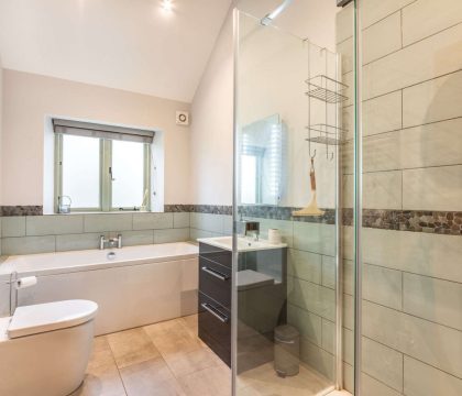 Honeystone Cottage Family Bathroom - StayCotwold