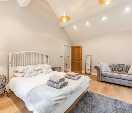 Honeystone Cottage Double Bedroom - StayCotwold