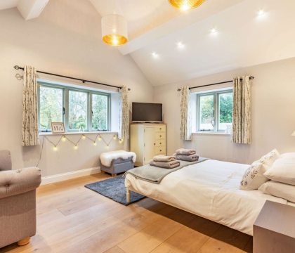 Honeystone Cottage Double Bedroom - StayCotwold