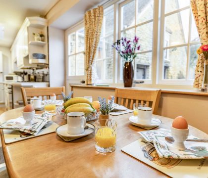 Lavender Cottage Dining Area - StayCotswold