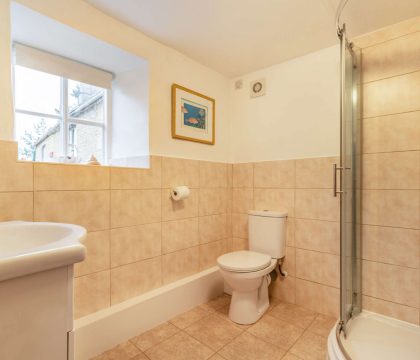 Lavender Cottage Family Bathroom - StayCotswold