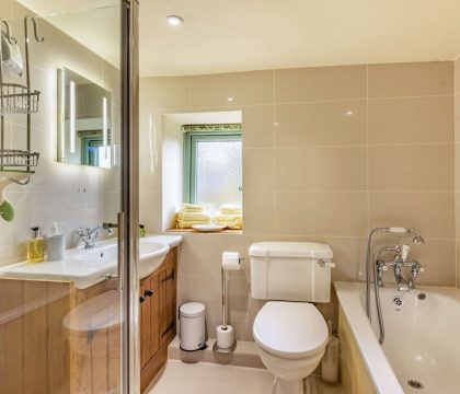 Cosy Corner Family Bathroom - StayCotswold