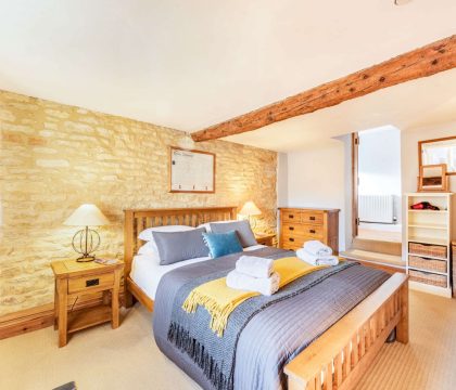 Cobblers Cottage Double Bed - StayCotswold