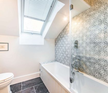 Hill View House Family Bathroom - StayCotswold